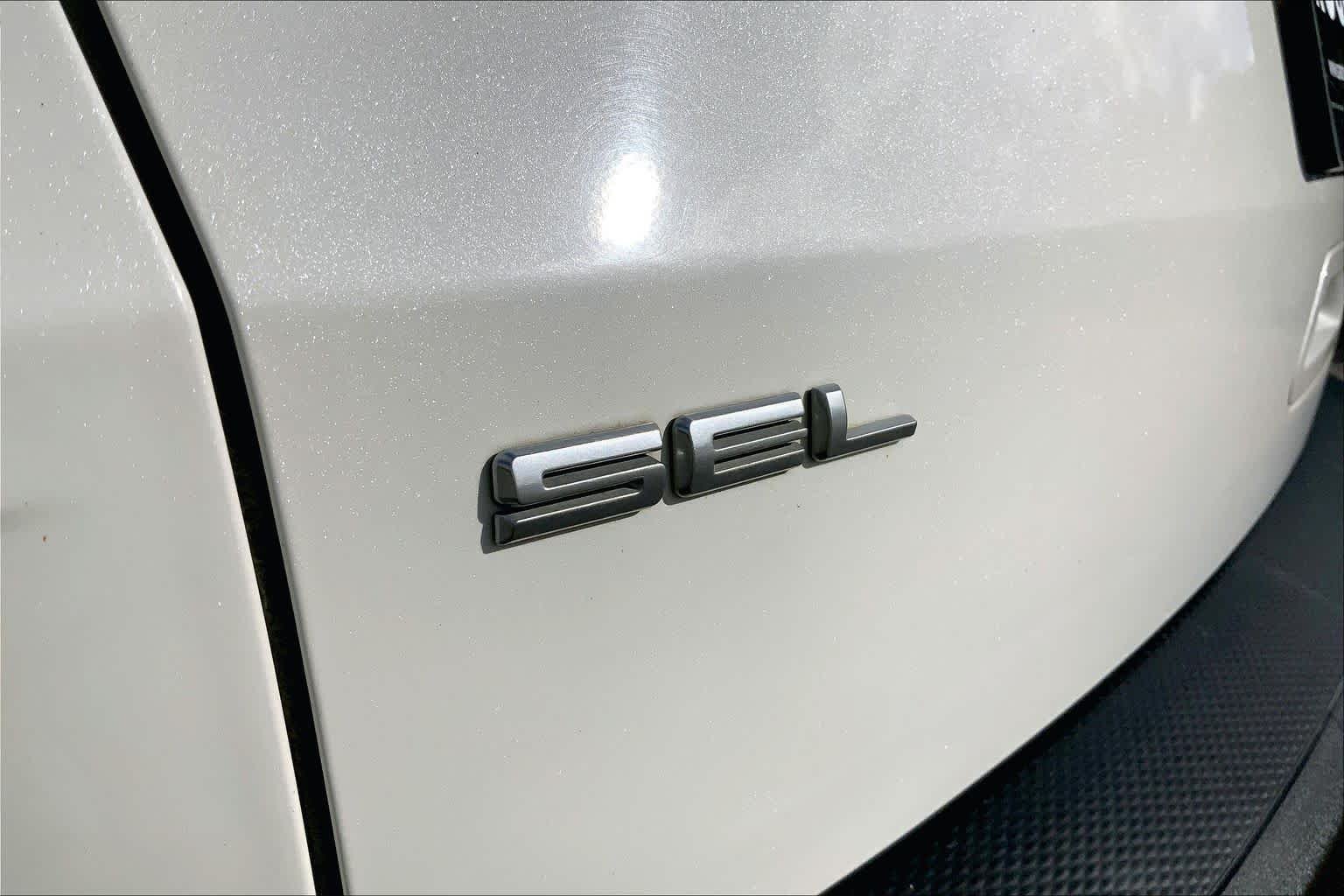 Used 2022 Star White Metallic Tri-Coat Ford SEL image 9