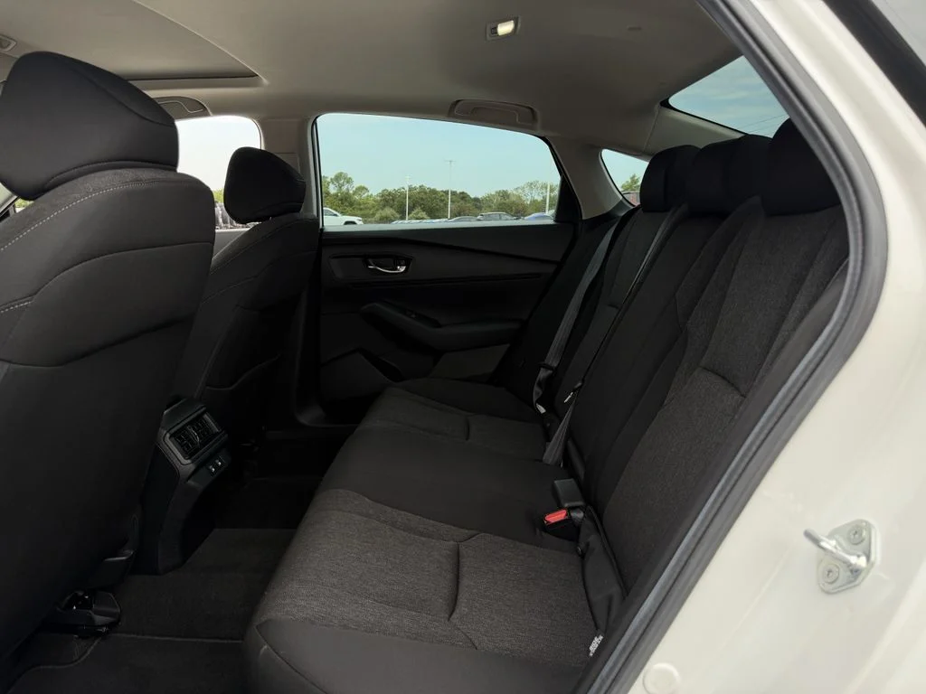 Used 2025 White Honda SE image 24
