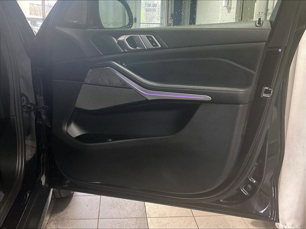 Used 2020 Black BMW xDrive40i image 12
