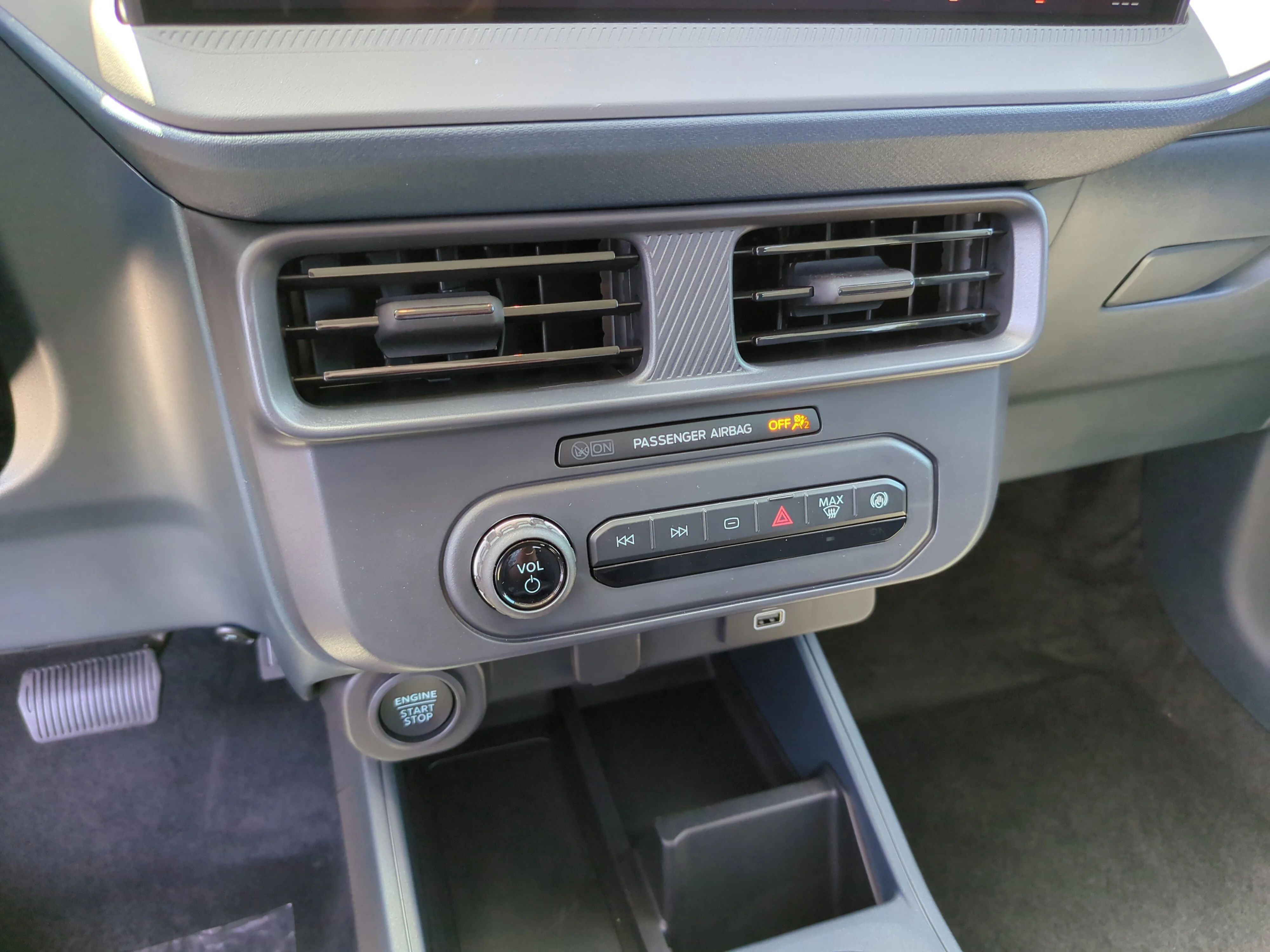 New 2025 Azure Gray Metallic Tri-Coat Ford XLT image 19