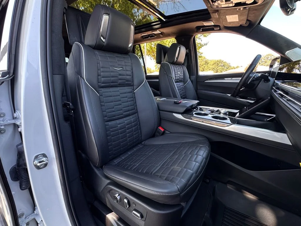 Used 2025 White Cadillac V-Series image 28