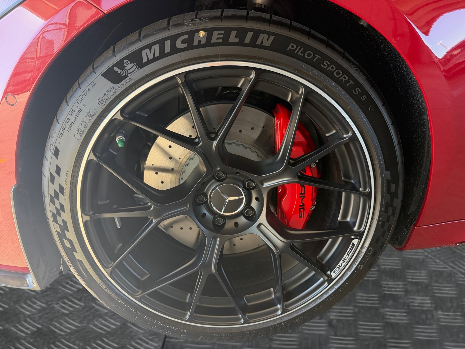 New 2027 MANUFAKTUR Patagonia Red Metallic Mercedes-Benz AMG® CLE 53 4MATIC+ Coupe image 9