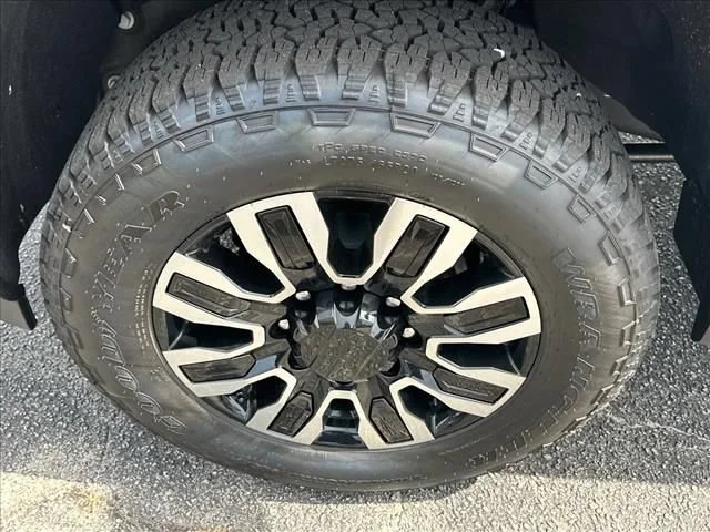 New 2026 Glacier White Tricoat GMC Denali Ultimate image 18