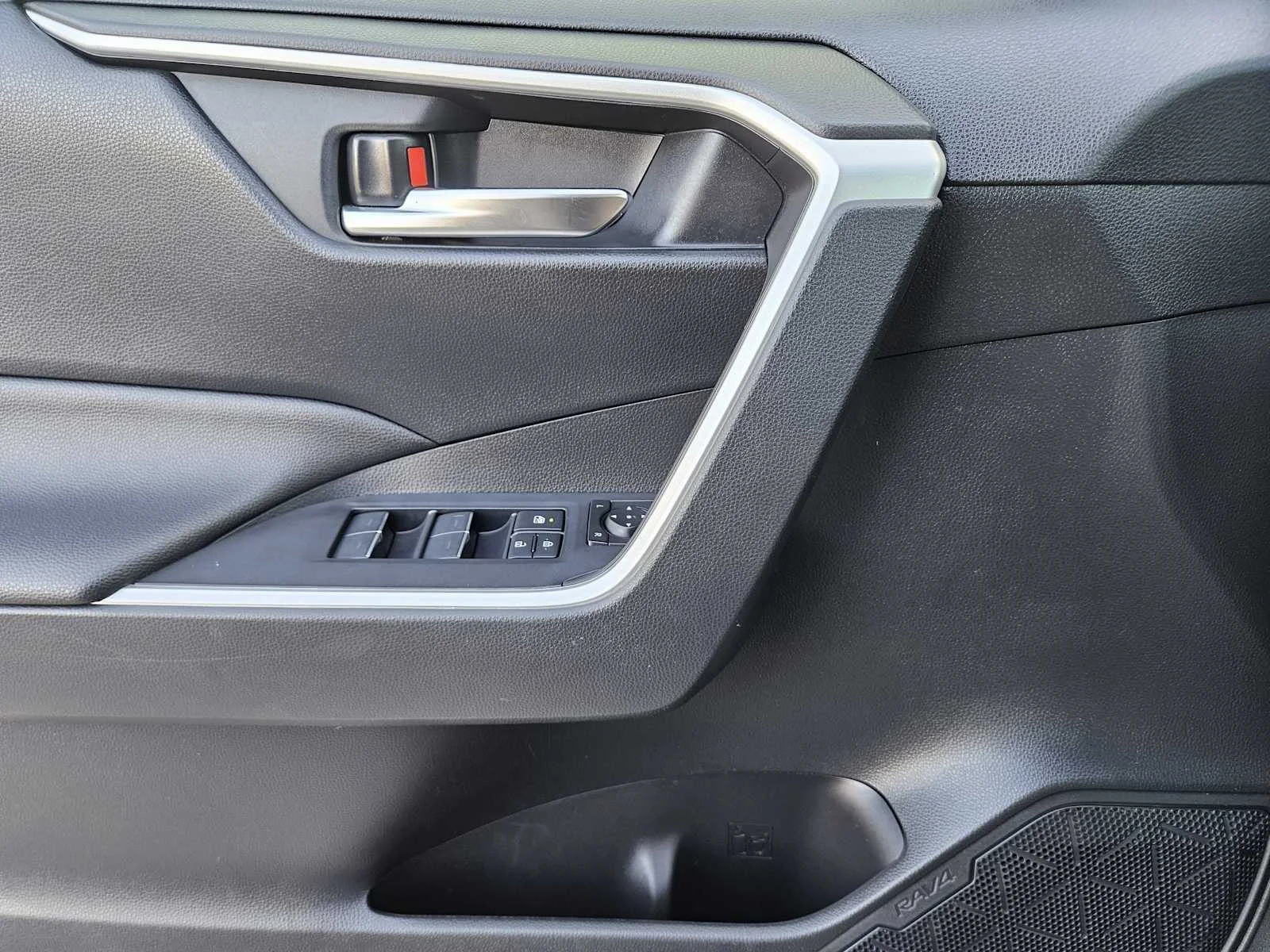 Used 2022 Magnetic Gray Metallic Toyota Hybrid XLE Premium image 18