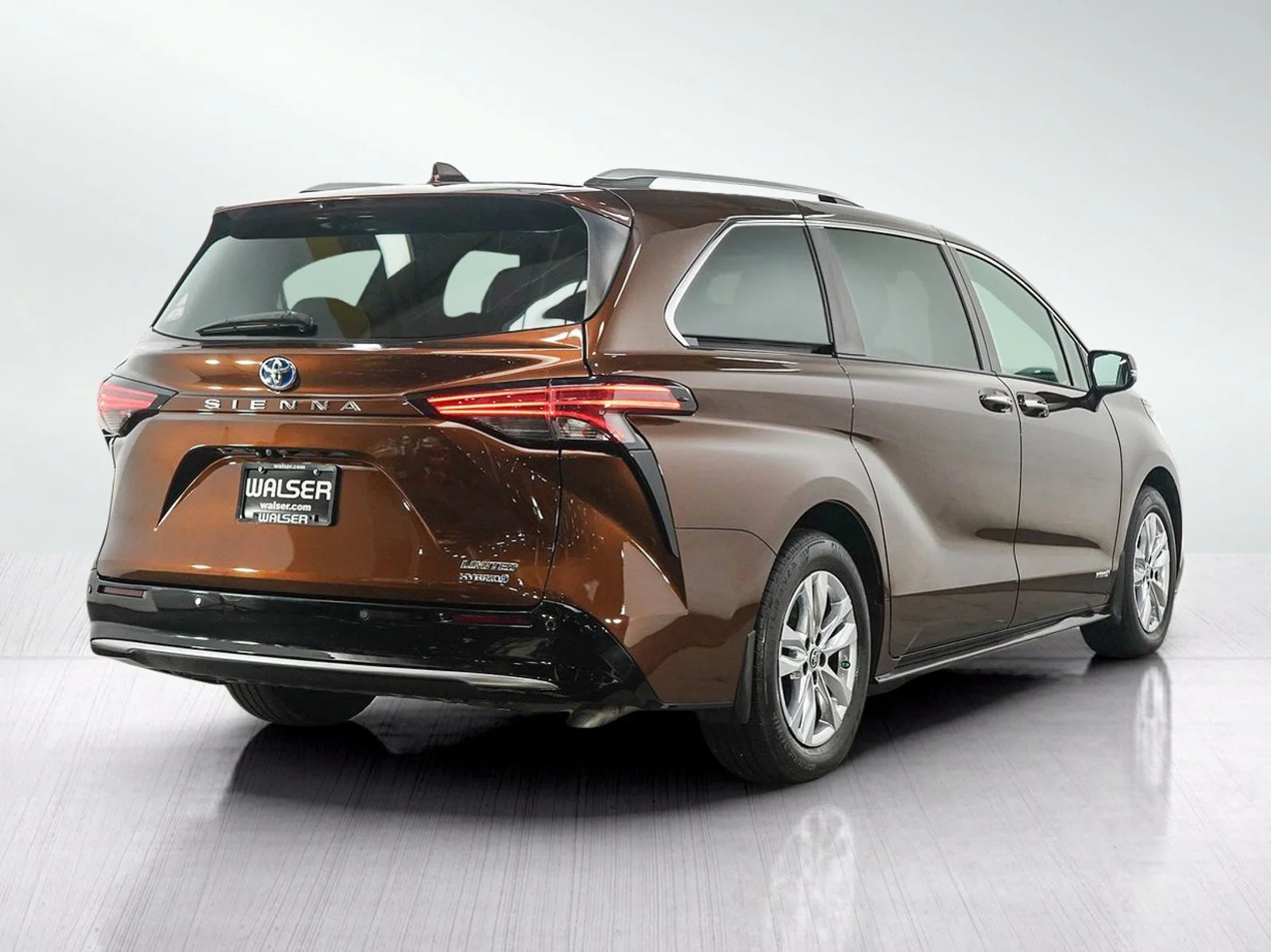 Used 2021  Toyota LE image 5