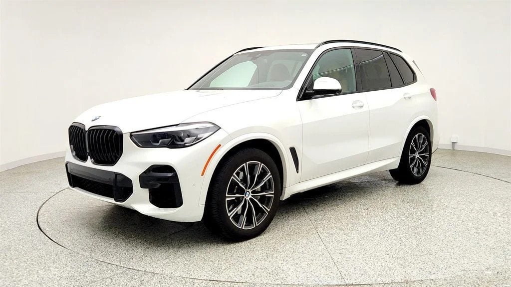 Used 2023 Mineral White Metallic BMW xDrive40i SAV w/ M Sport Package & Premium Package image 1