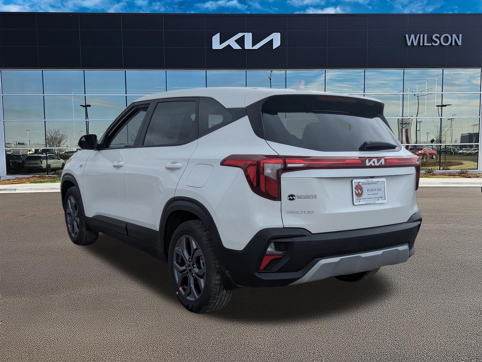 New 2026 Snow White Pearl Kia LX image 3