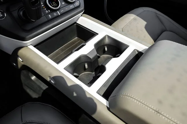 New 2026 White Land Rover X-Dynamic SE image 30
