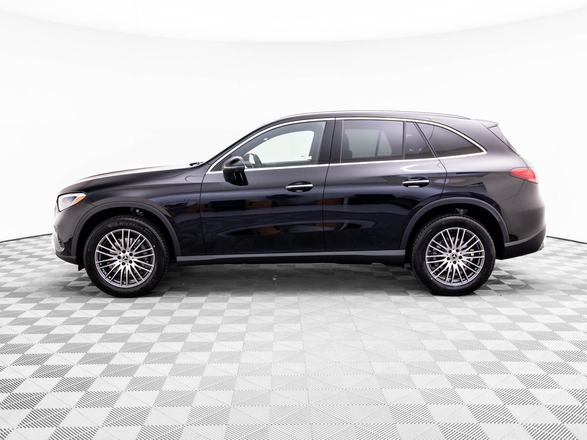 Used 2026 Black Mercedes-Benz GLC 300 image 2