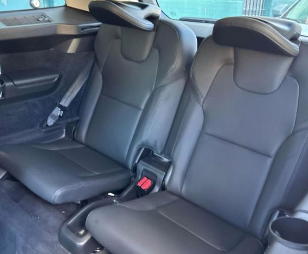 Used 2023 Denim Blue Metallic Volvo B6 Plus 6-Seater image 10