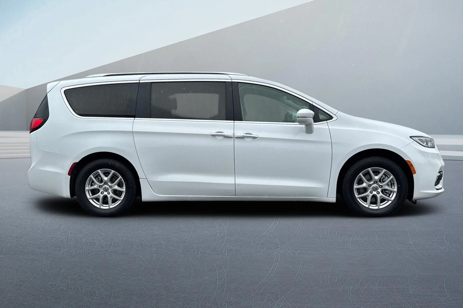 Used 2021 White Chrysler Touring L image 3