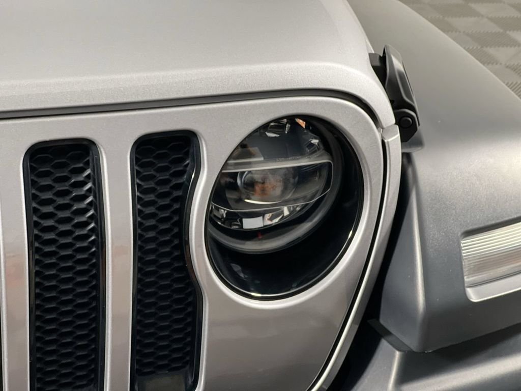 Used 2020 Silver Jeep Unlimited Sport Altitude image 9