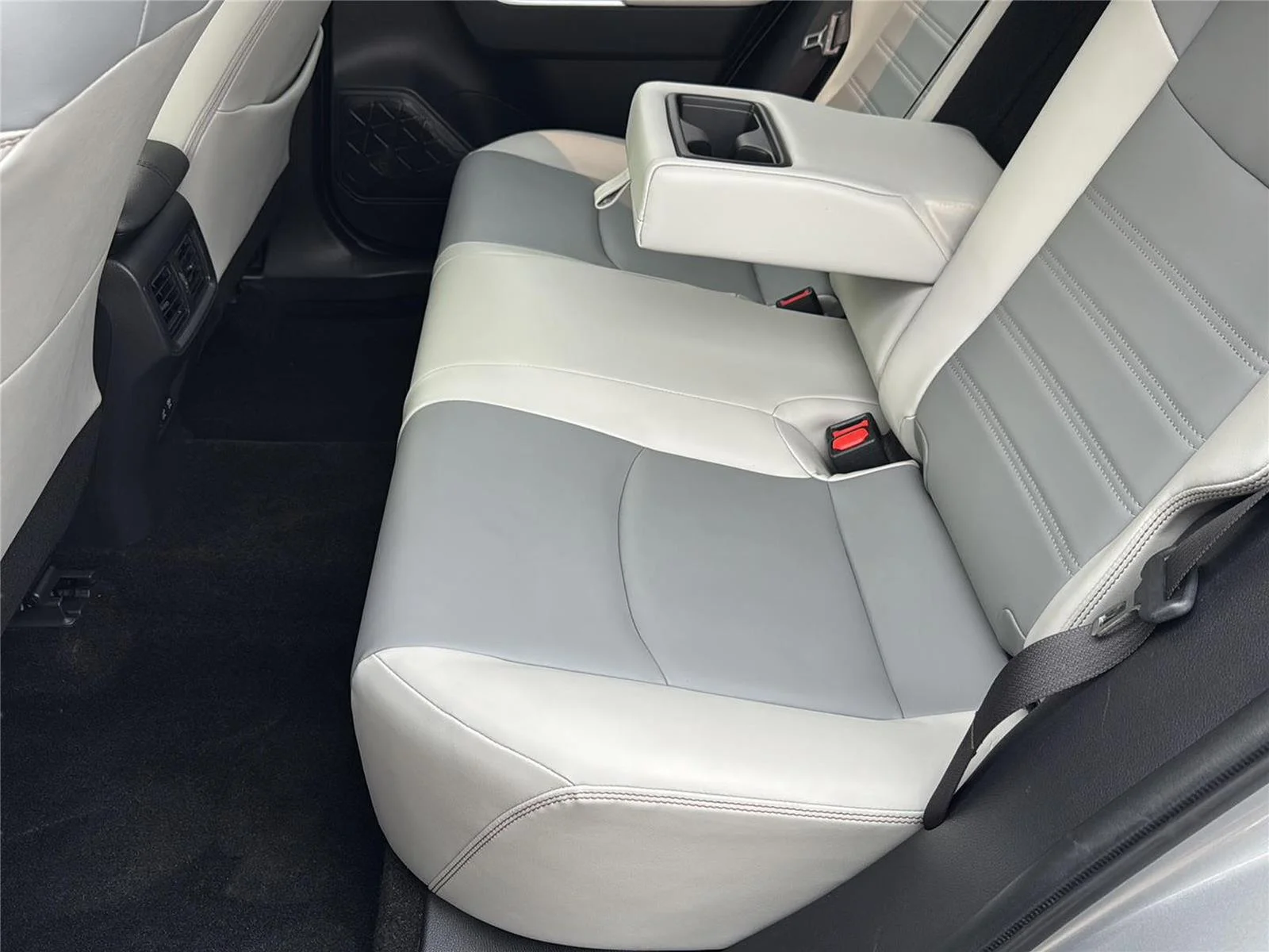 Used 2019 Silver Sky Metallic Toyota XLE Premium image 20