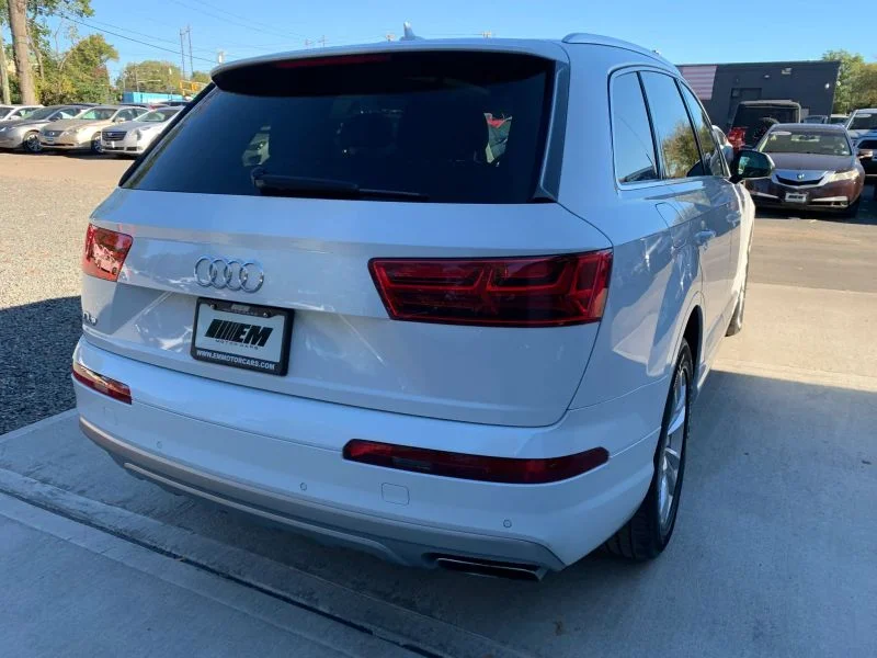 Used 2019 White Audi 55 TFSI Premium Plus Sport Utility 4D image 14