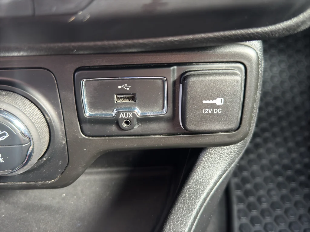 Used 2018 Glacier Metallic Jeep Trailhawk image 34