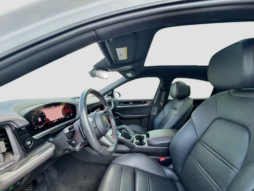 Used 2024  Porsche Base image 21