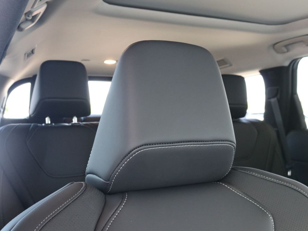 New 2027 DEEP EMERALD INFINITI Luxe AWD image 49
