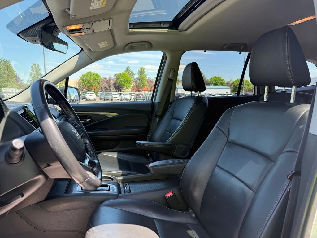 Used 2019 White Diamond Pearl Honda EX-L image 9
