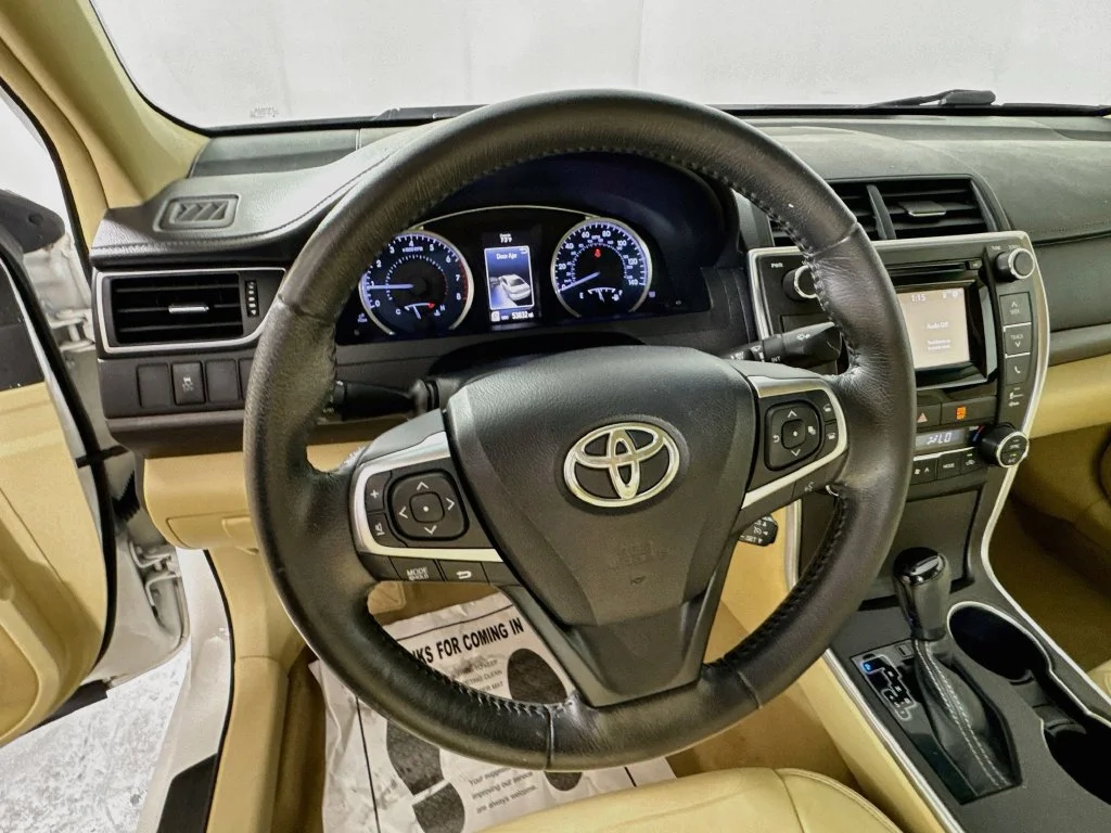 Used 2015 White Toyota XLE image 11