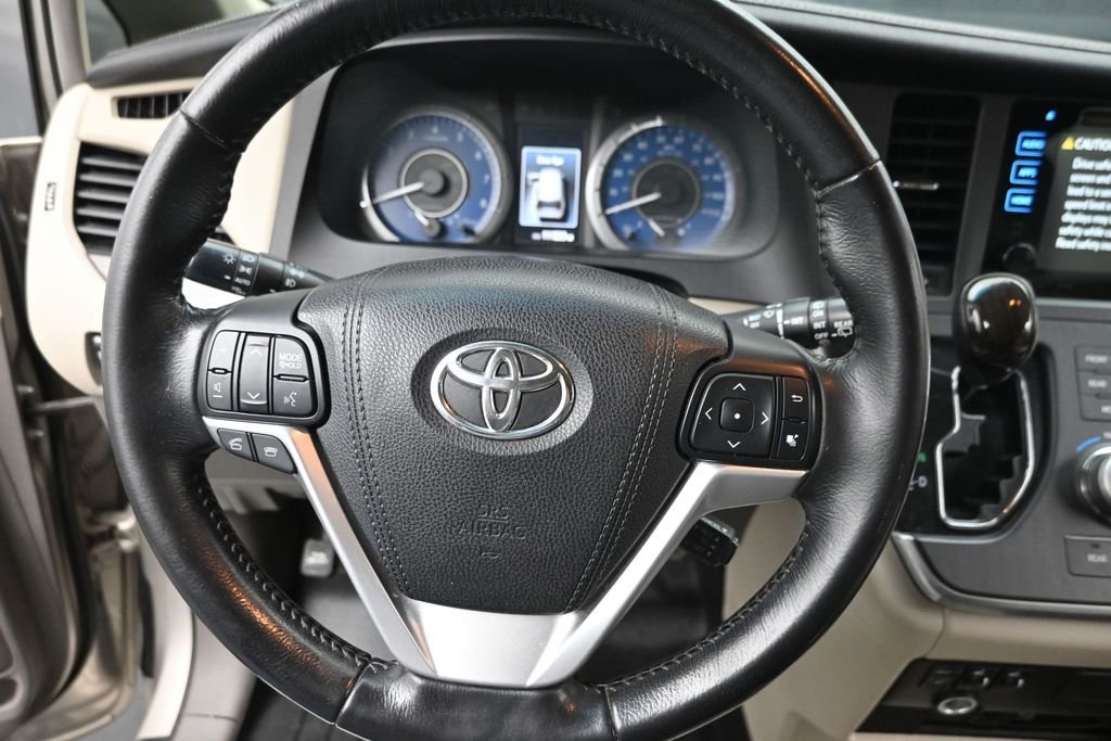 Used 2016  Toyota XLE Premium image 19
