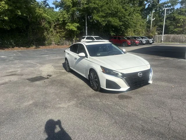 Used 2025 White Nissan 2.5 SL image 3
