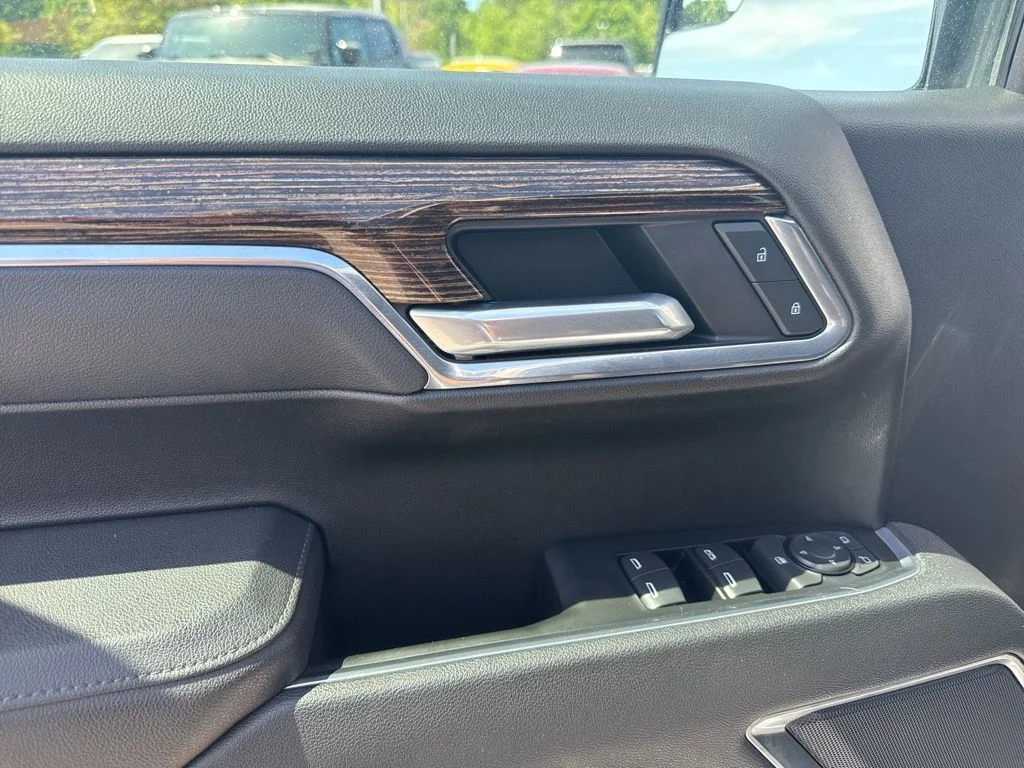 Used 2025 White GMC Elevation image 27