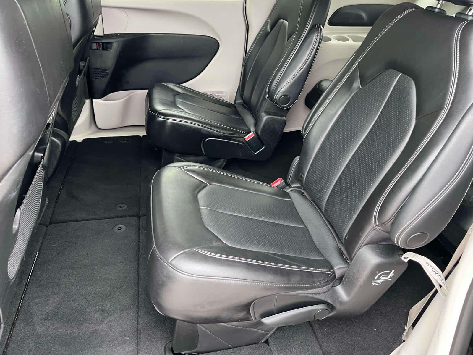 Used 2023 Blk/black Chrysler Touring L image 16