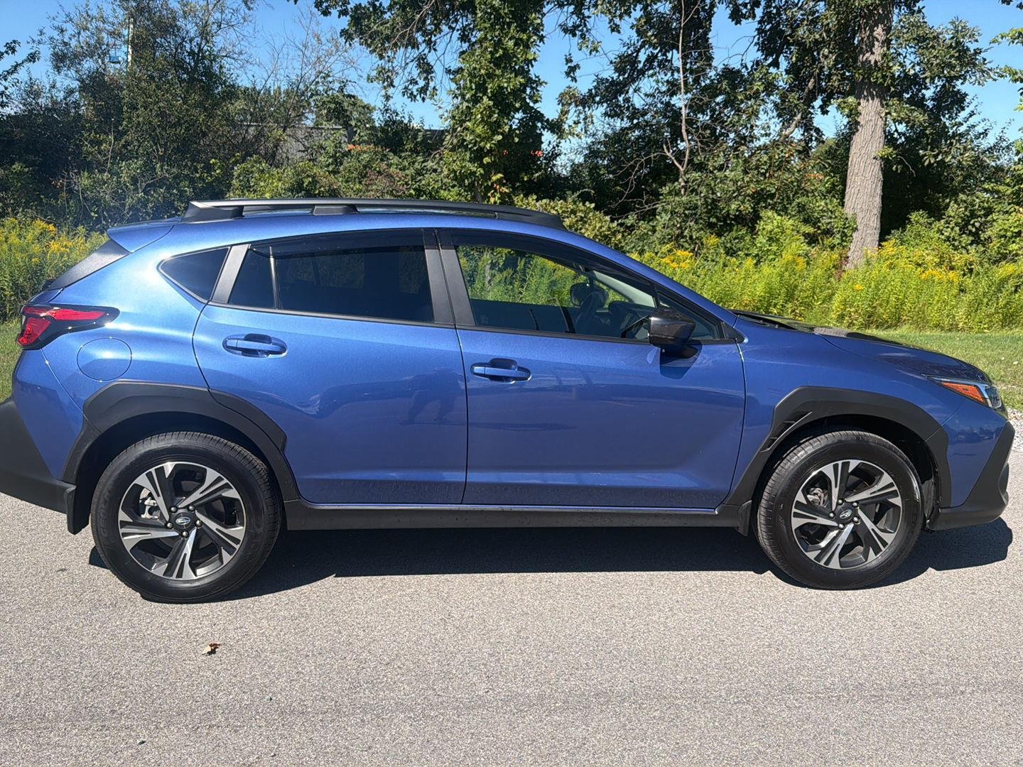 Used 2025 Daybreak Blue Pearl Subaru Premium image 3