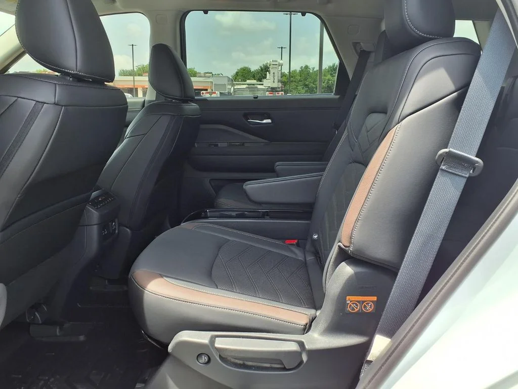 Used 2025 White Nissan Platinum image 5