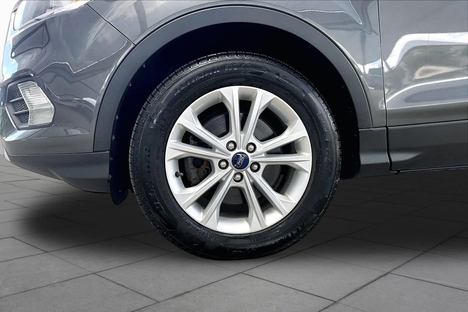 Used 2018 Magnetic Metallic Ford SE image 11