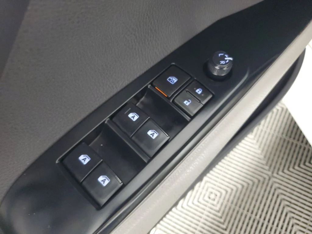 Used 2020 White Toyota LE image 27