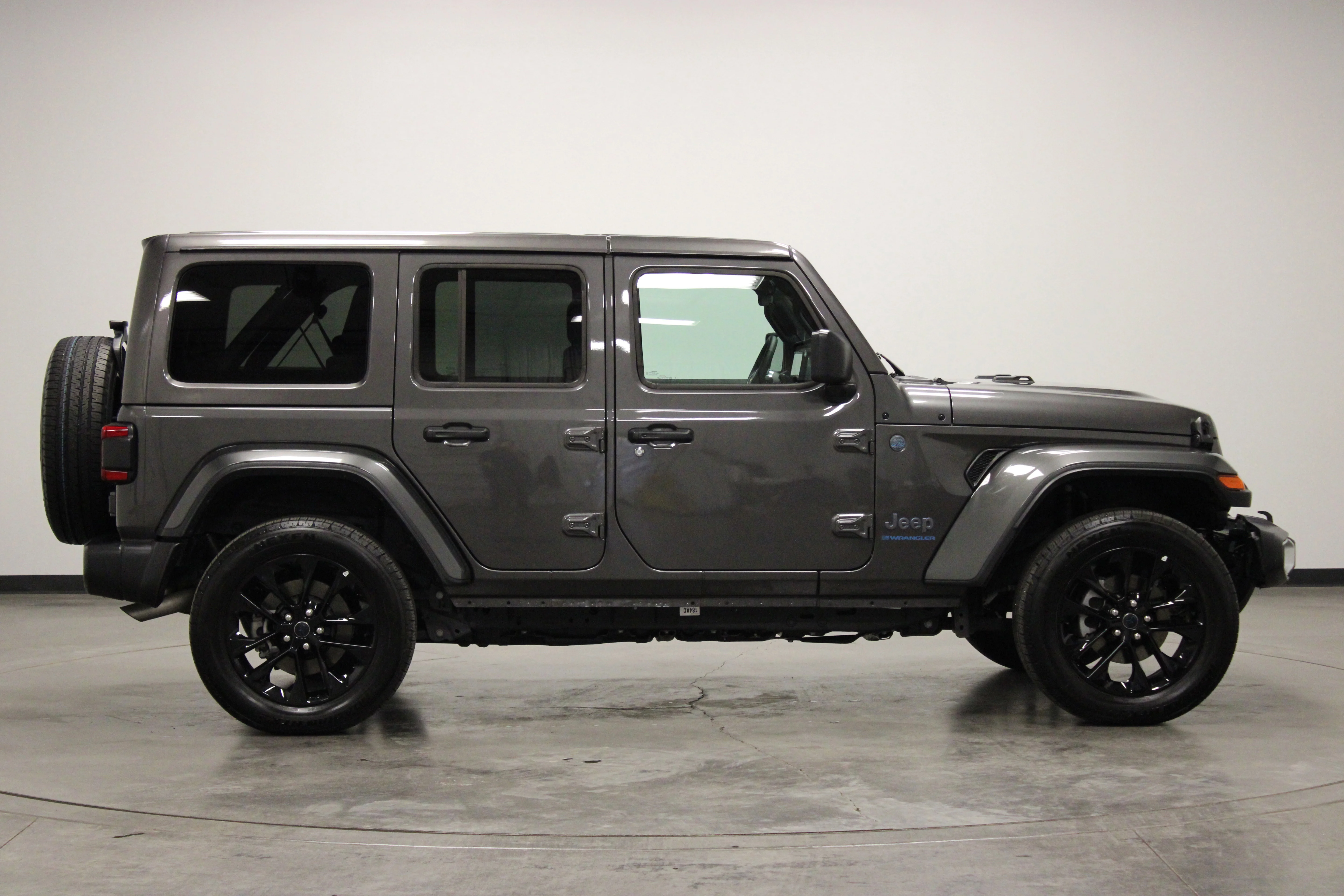 Used 2025 Granite Crystal Metallic Clearcoat Jeep Sahara image 9