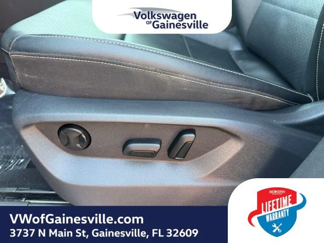 Used 2023 Pure White Volkswagen 3.6L V6 SE w/Technology image 17