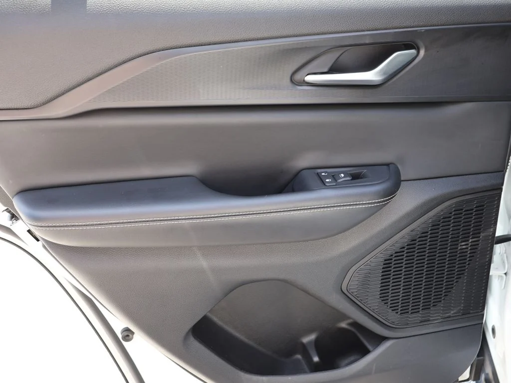 Used 2024 White Jeep Altitude image 16