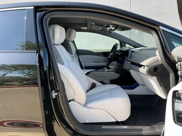 Used 2025 Black Cadillac Luxury image 25