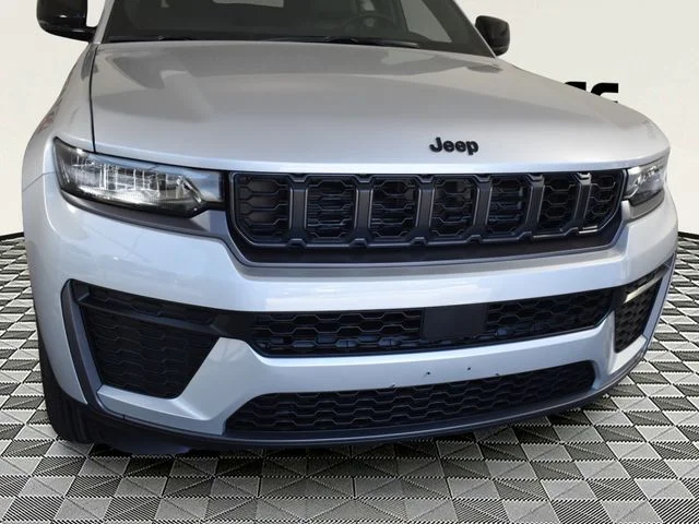 New 2026 Silver Zynith Exterior Paint Jeep Laredo Altitude image 10
