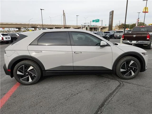 New 2026 Cyber Gray Hyundai SE image 5