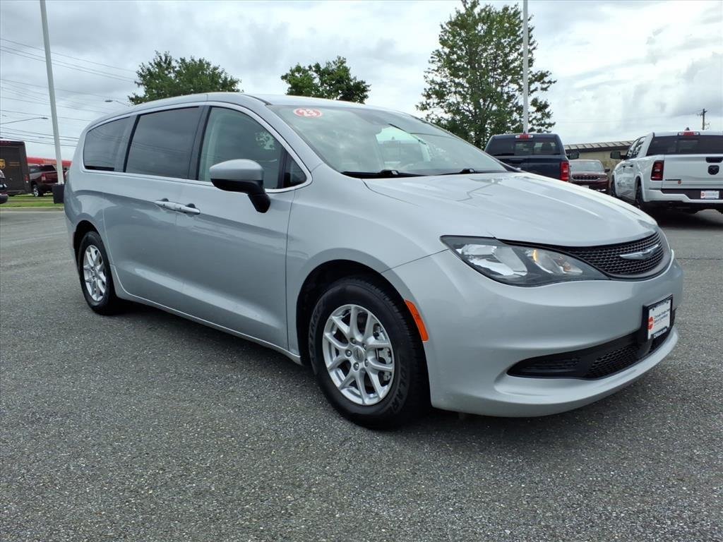 Used 2023 Silver Mist Clearcoat Chrysler LX image 8
