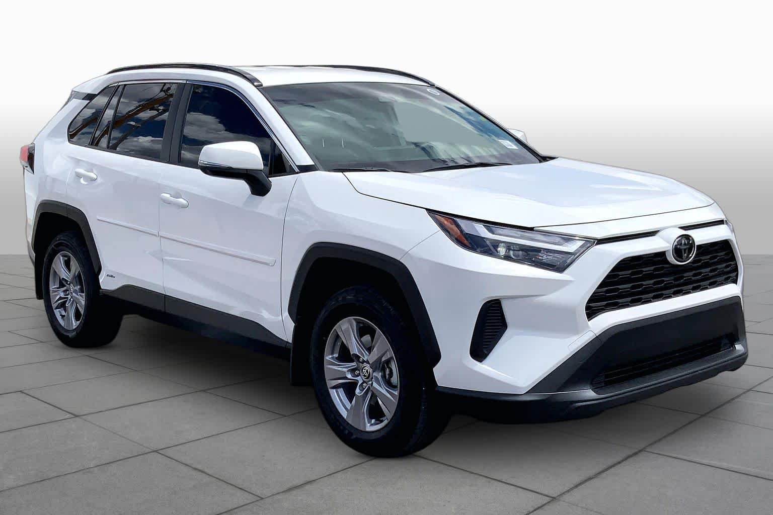 Used 2025 Ice Cap Toyota Hybrid XLE image 3