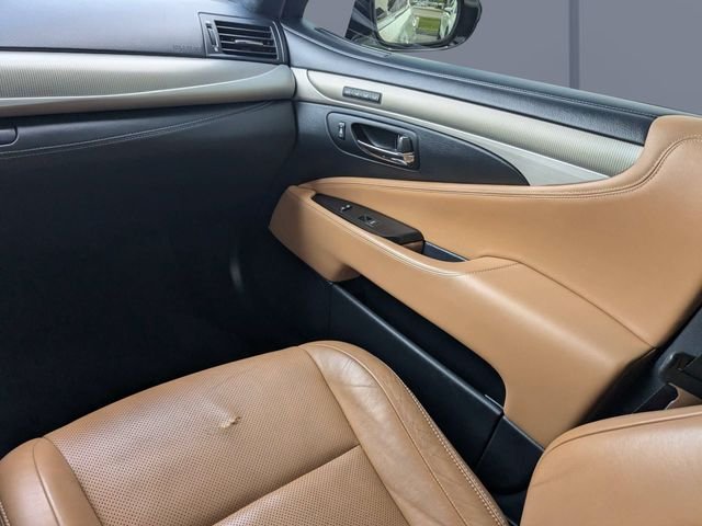 Used 2016 White Lexus 460 image 15
