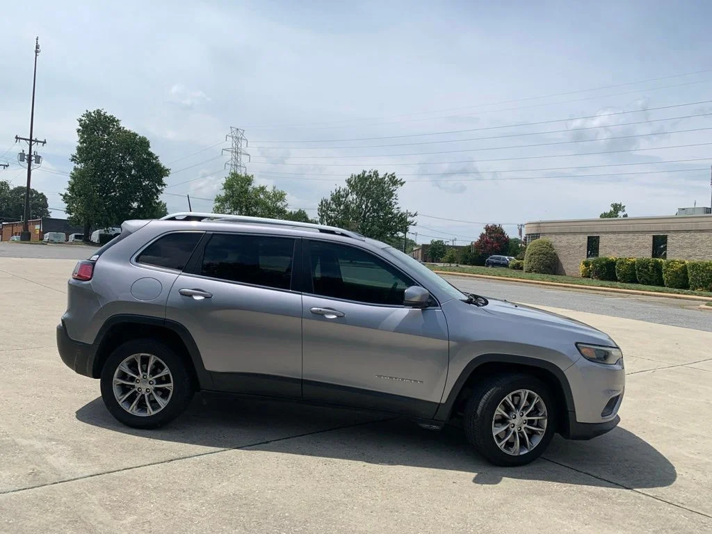 Used 2021 Silver Jeep Latitude Plus image 12