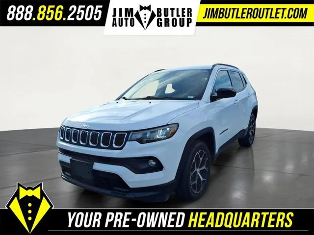 Used 2024  Jeep Latitude image 1