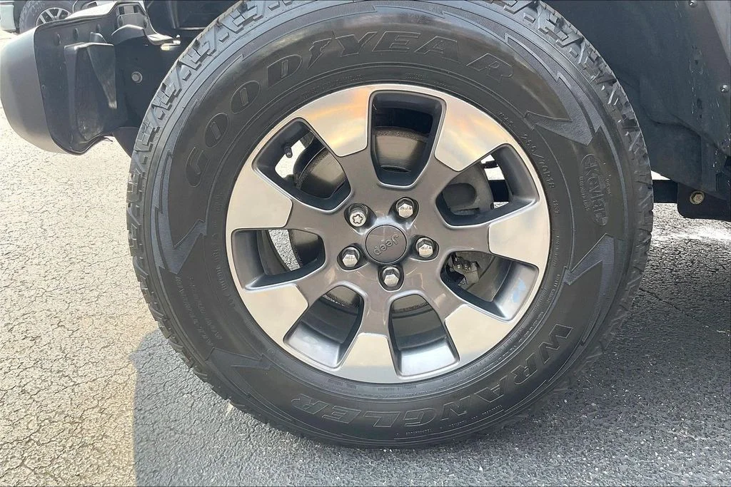 Used 2018 Black Jeep Unlimited Sahara image 7