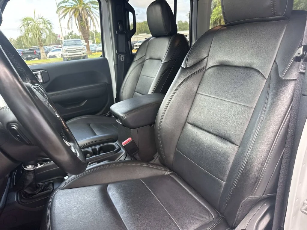 Used 2023 White Jeep Altitude image 34