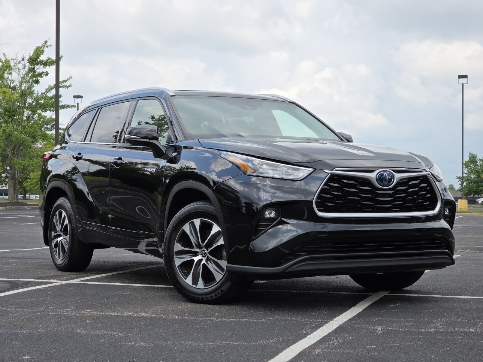 Used 2020 Midnight Black Metallic Toyota XLE image 2
