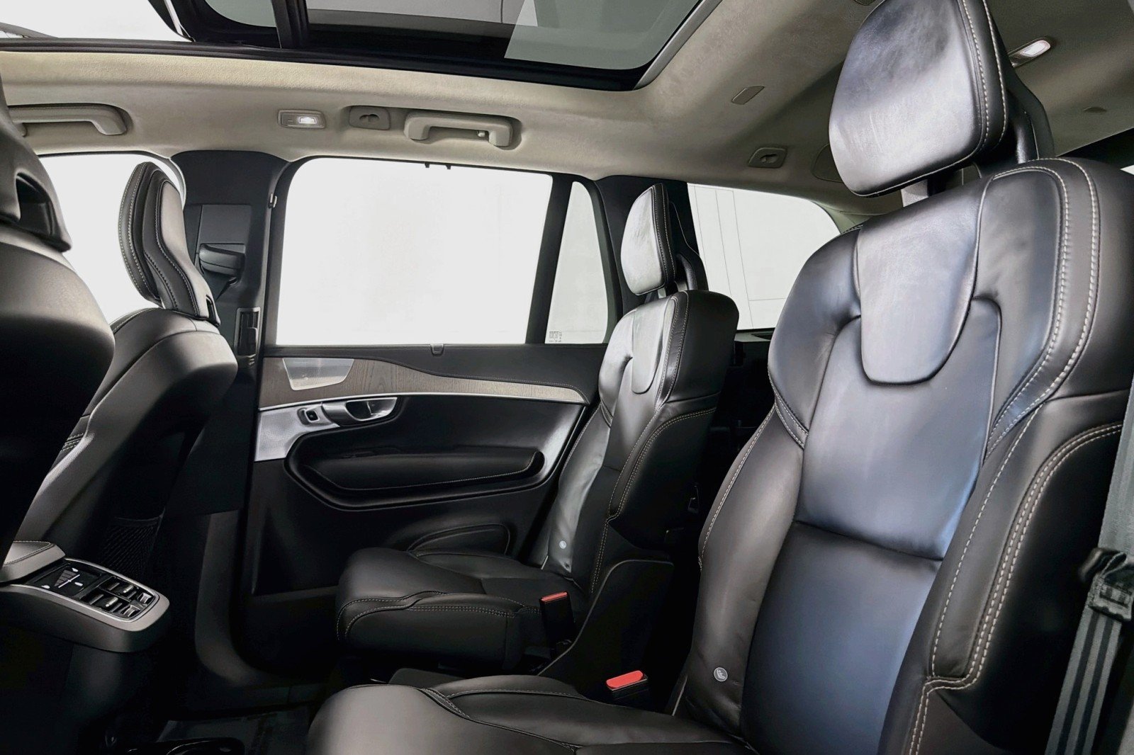 Used 2024 Onyx Black Metallic Volvo Ultimate Bright Theme image 8
