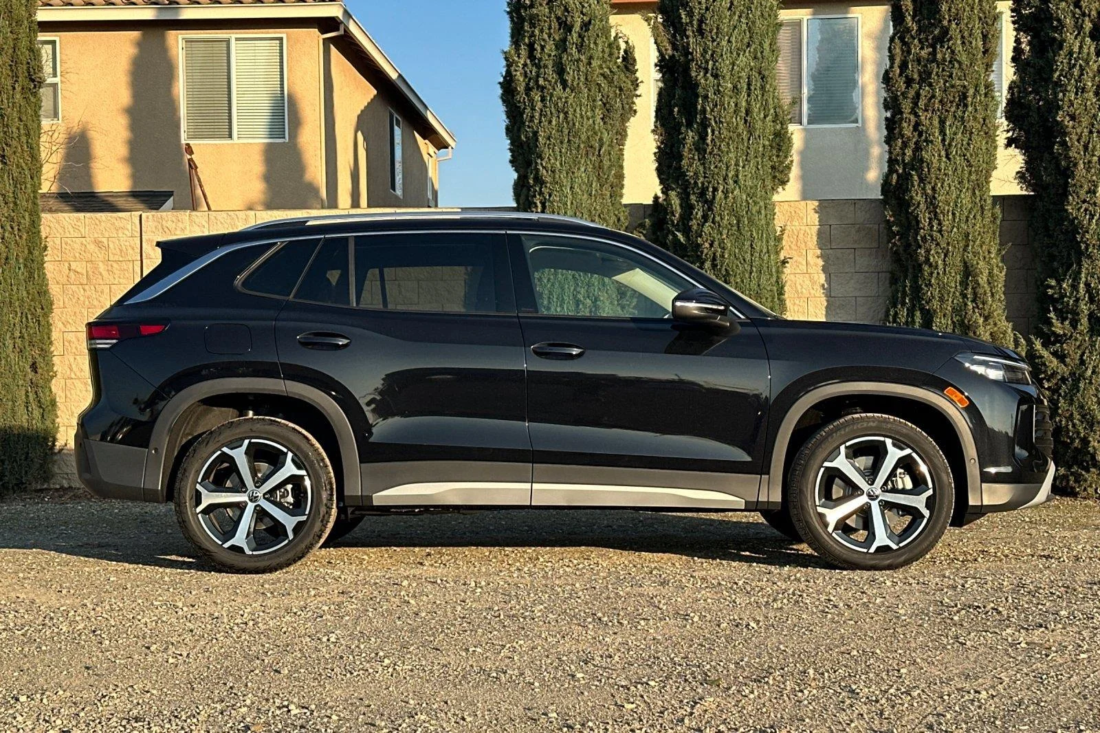 New 2026 Deep Black Pearl Volkswagen SE image 3