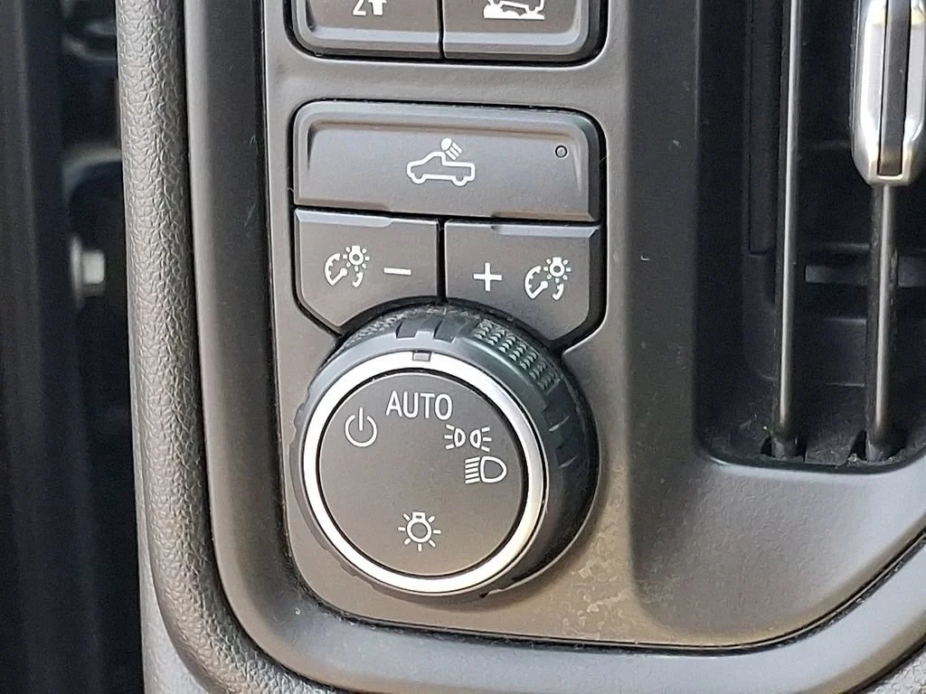 Used 2019 NORTHSKY BLUE METALLIC Chevrolet Custom image 26