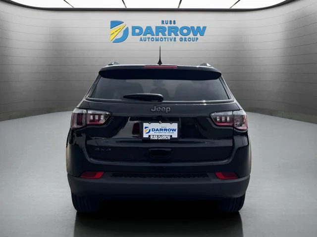 New 2026 Diamond Black Crystal Pearl-Coat Exterior Paint Jeep Latitude image 4