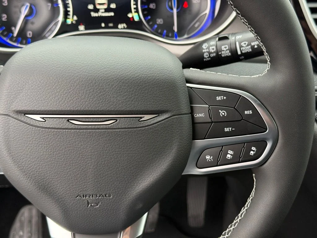 New 2027 Diamond Black Crystal Pearl-Coat Exterior Paint Chrysler Select image 15